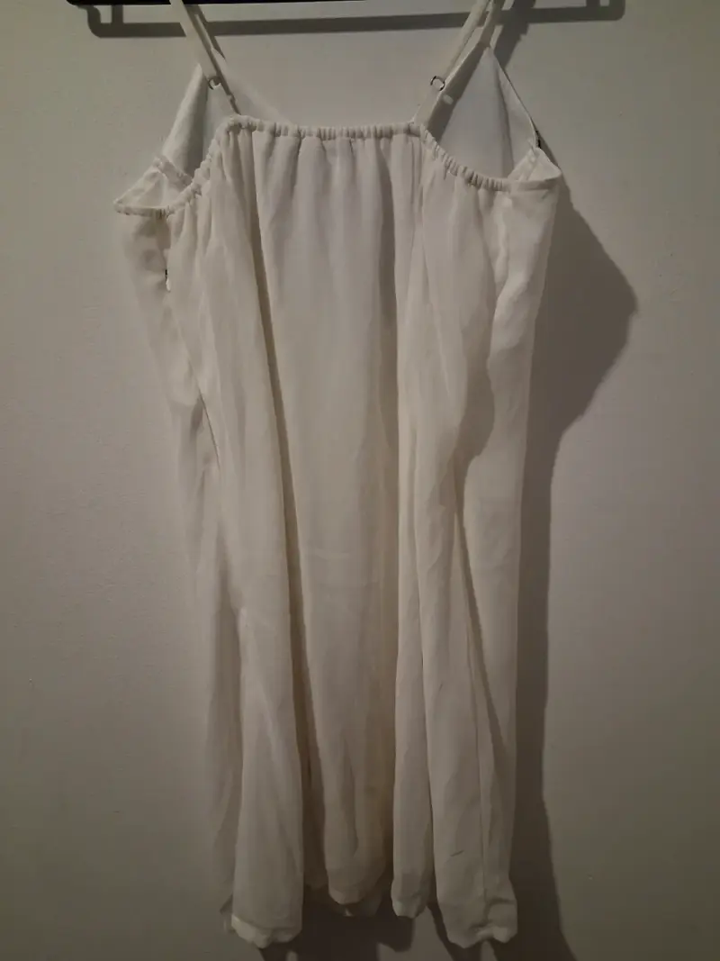 Vestido blanco con detalles de lentejuelas - 6