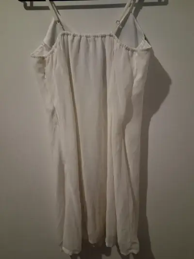 Vestido blanco con detalles de lentejuelas - miniatura 6