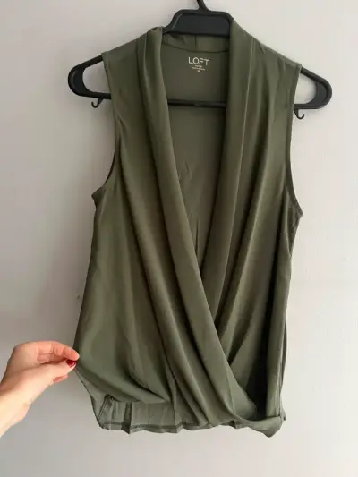 Blusa sin mangas verde oliva Loft - miniatura 1
