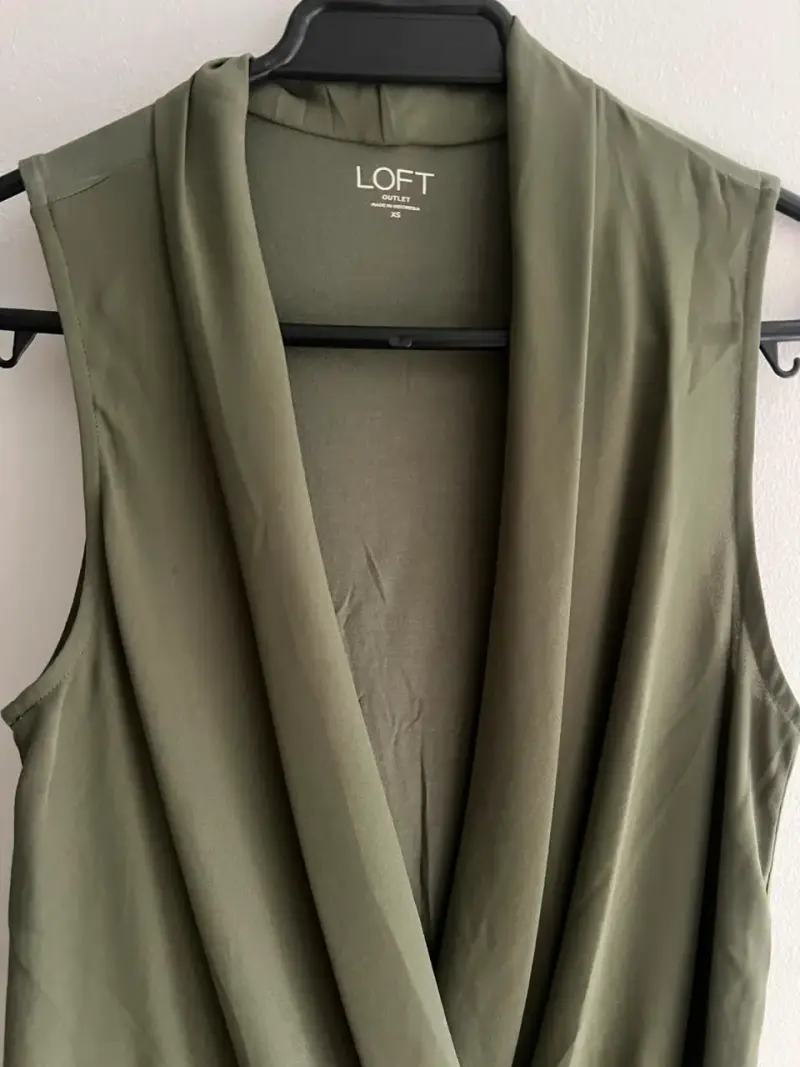 Blusa sin mangas verde oliva Loft - 2