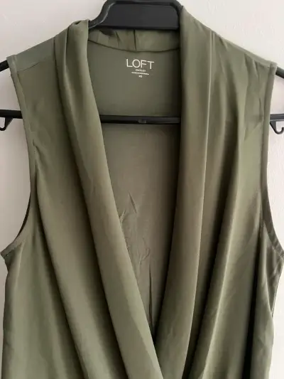 Blusa sin mangas verde oliva Loft - miniatura 2