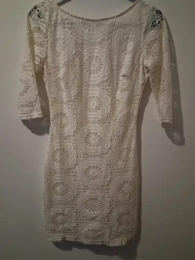 Vestido de encaje blanco con mangas tres cuartos - miniatura 1