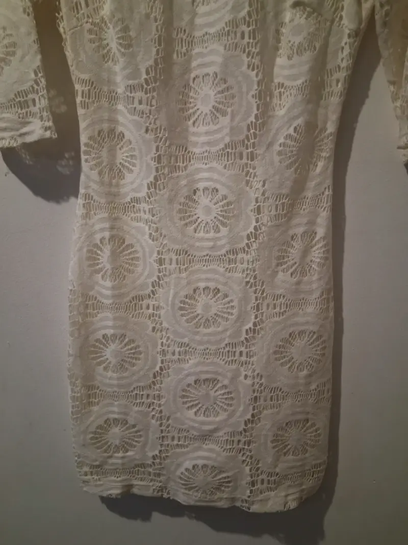 Vestido de encaje blanco con mangas tres cuartos - 3