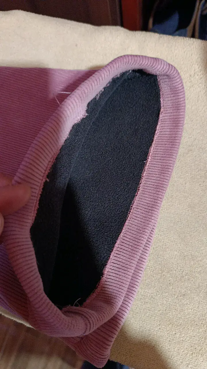 Pantalón rosado con forro negro de polar - 2