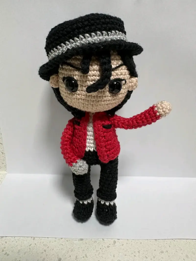 Muñeco amigurumi tejido a mano estilo pop - 1
