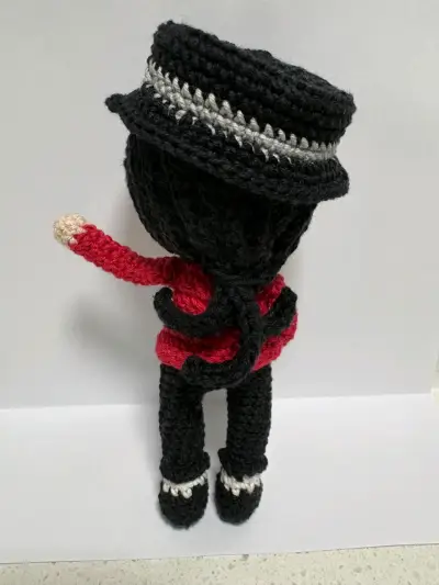 Muñeco amigurumi tejido a mano estilo pop - miniatura 2