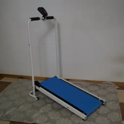 Caminadora plegable manual con monitor - miniatura 1