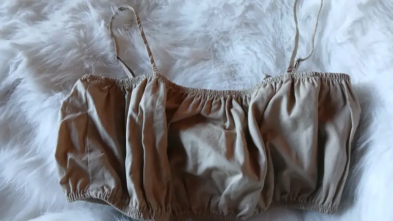 Top corto beige Bershka con tirantes - 1