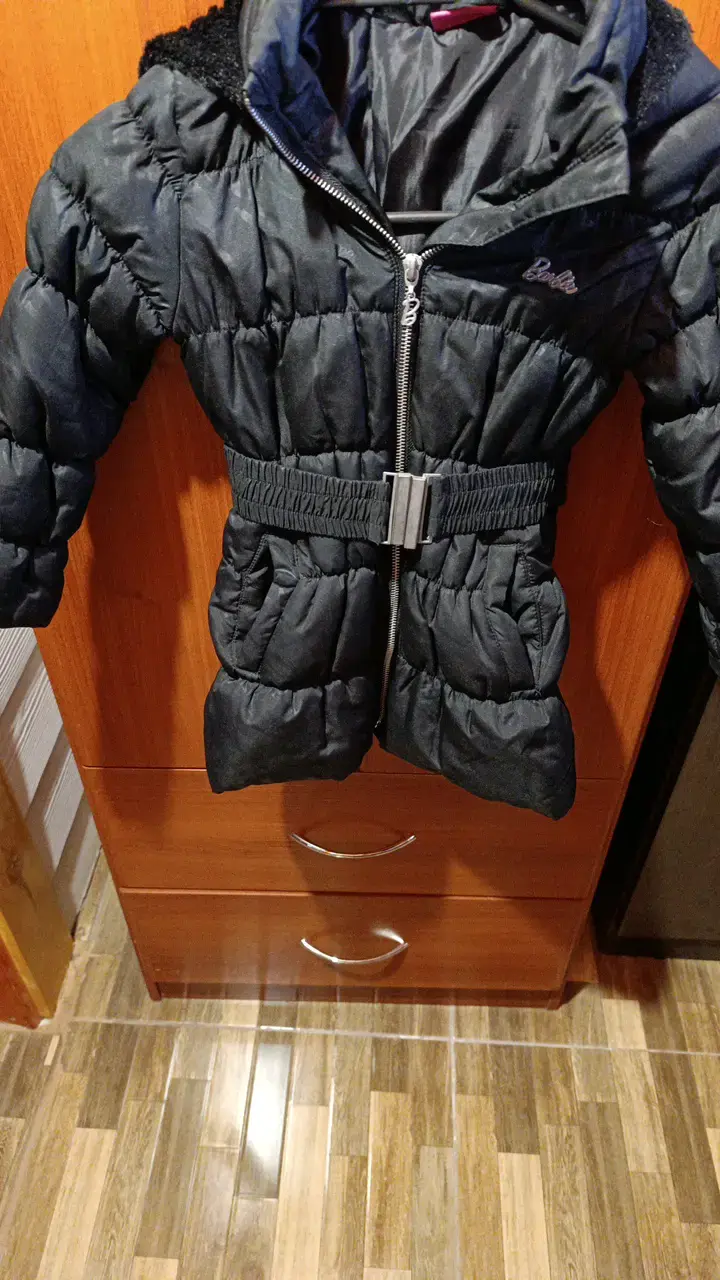 Abrigo acolchado negro para niña con cinturón - 1