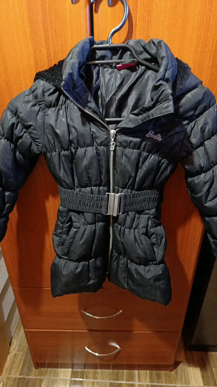 Abrigo acolchado negro para niña con cinturón - 2