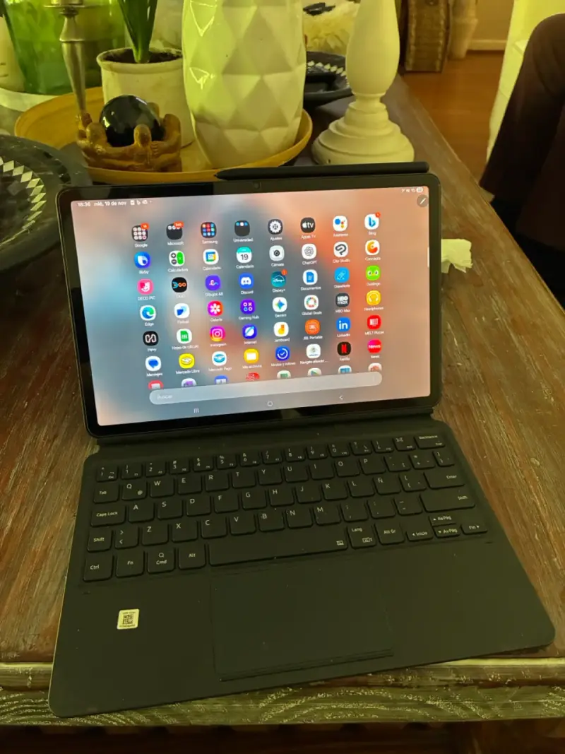 Samsung Galaxy Tab S8 con teclado y lápiz - 2