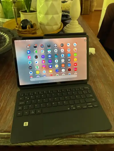 Samsung Galaxy Tab S8 con teclado y lápiz - miniatura 2