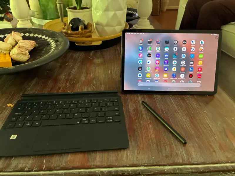 Samsung Galaxy Tab S8 con teclado y lápiz - 3
