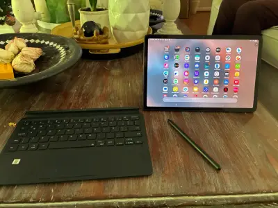 Samsung Galaxy Tab S8 con teclado y lápiz - miniatura 3