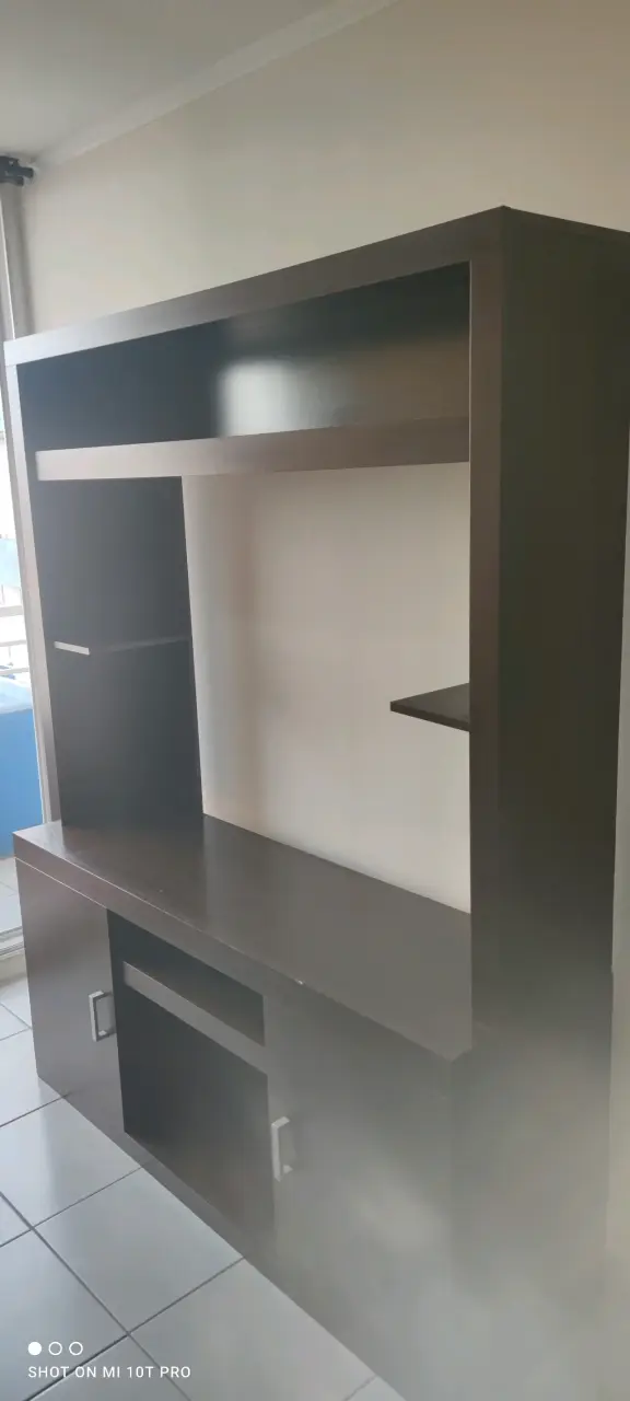 Mueble de TV ( Rack) de madera oscuro con estantes - 1