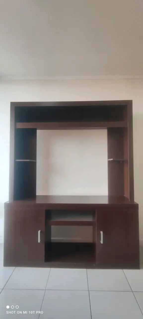 Mueble de TV ( Rack) de madera oscuro con estantes - 2