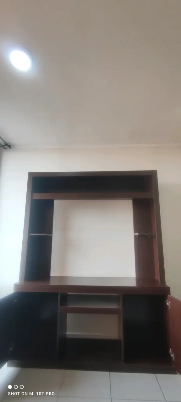 Mueble de TV ( Rack) de madera oscuro con estantes - 3