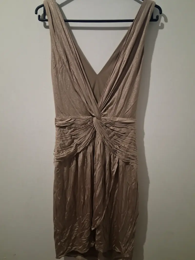 Vestido de fiesta dorado con diseño drapeado - 1