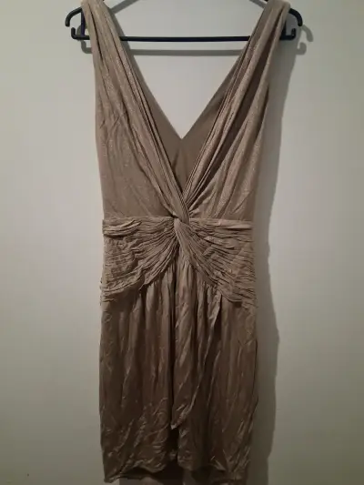 Vestido de fiesta dorado con diseño drapeado - miniatura 1