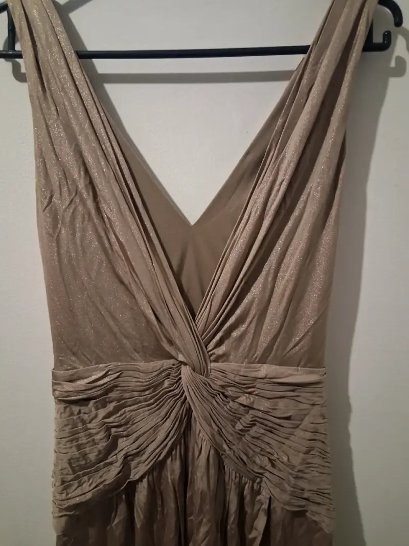 Vestido de fiesta dorado con diseño drapeado - 2