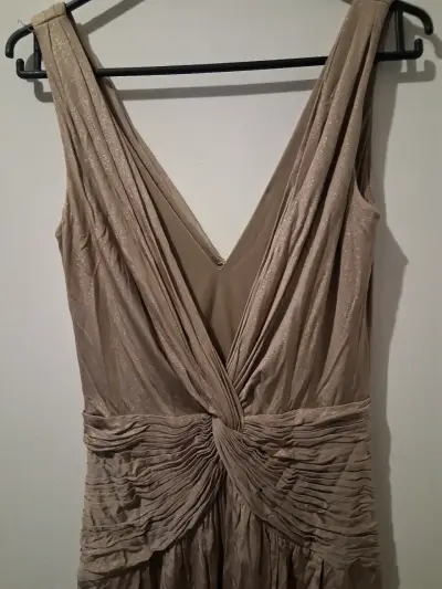 Vestido de fiesta dorado con diseño drapeado - miniatura 3