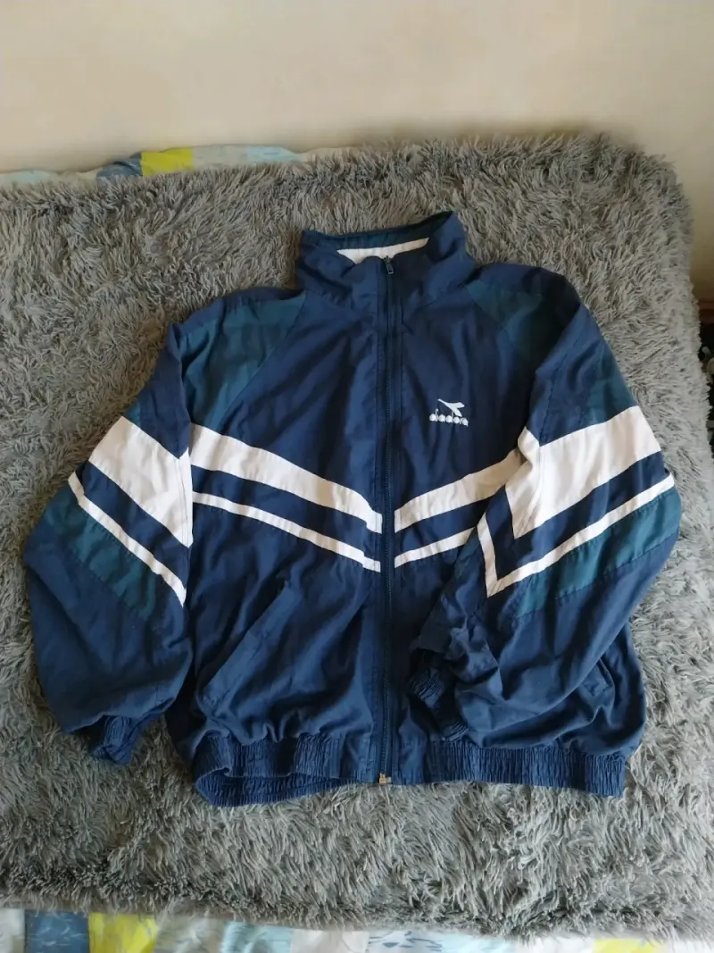 Chaqueta deportiva azul Diadora con diseño retro - 1