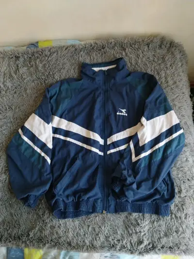 Chaqueta deportiva azul Diadora con diseño retro - miniatura 1
