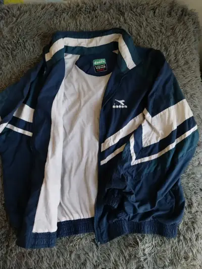 Chaqueta deportiva azul Diadora con diseño retro - miniatura 3