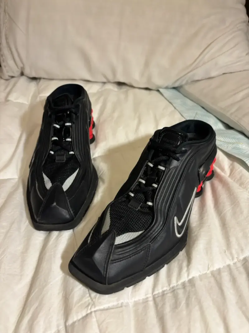 Zapatillas Nike Shox negras y rojas - 1