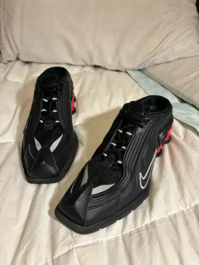 Zapatillas Nike Shox negras y rojas - miniatura 1