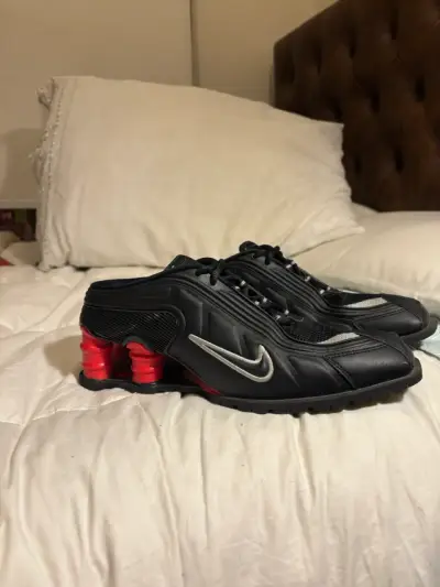Zapatillas Nike Shox negras y rojas - miniatura 2