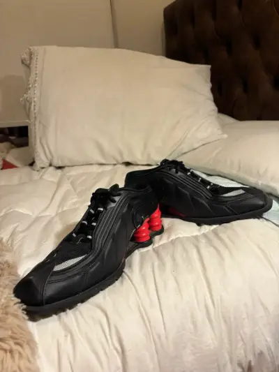 Zapatillas Nike Shox negras y rojas - miniatura 4
