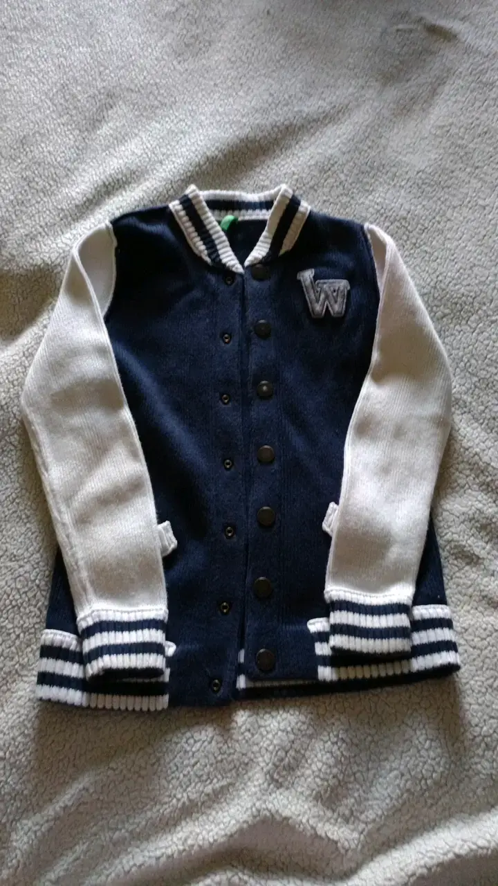 Chaqueta tipo varsity azul y blanca para niño
