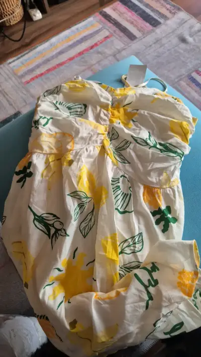 Vestido de verano estampado floral amarillo - miniatura 2