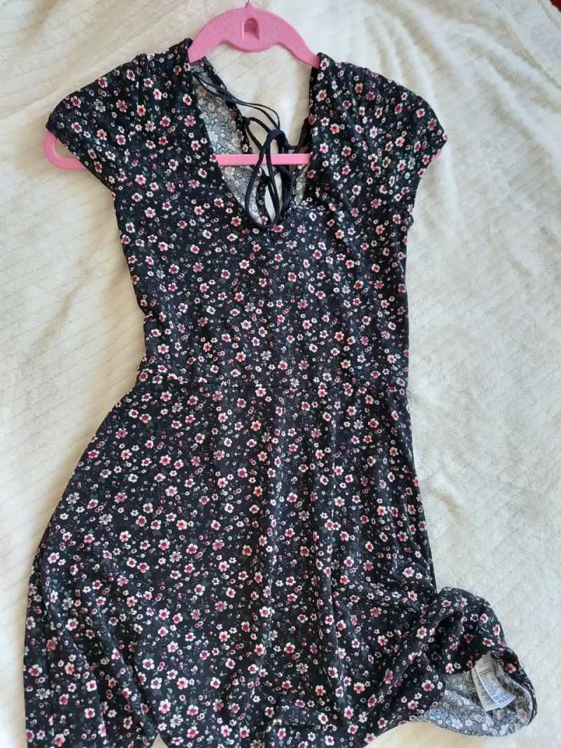 Vestido floral negro con diseño cruzado - 1