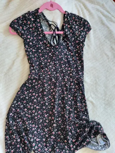 Vestido floral negro con diseño cruzado - miniatura 1