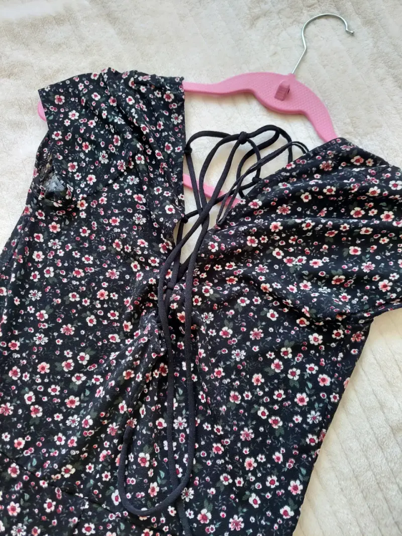 Vestido floral negro con diseño cruzado - 2