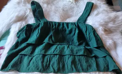 Blusa verde con tirantes anchos - miniatura 1