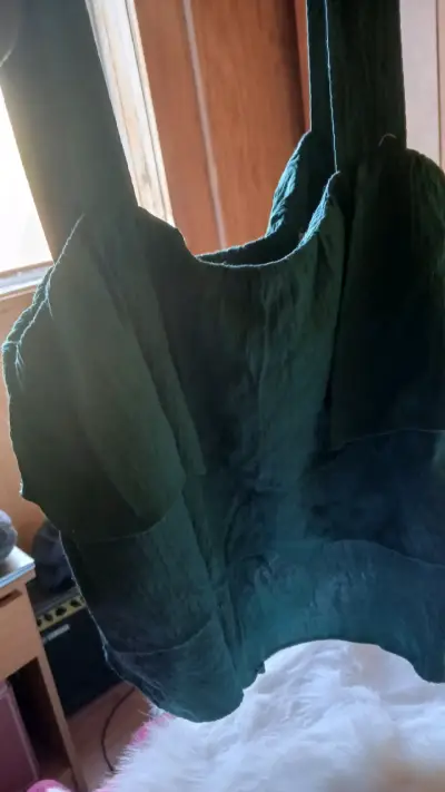Blusa verde con tirantes anchos - miniatura 2
