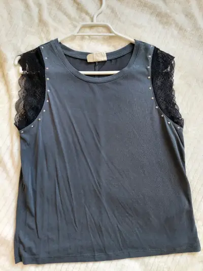 Polera gris con encaje y tachas para mujer - miniatura 1
