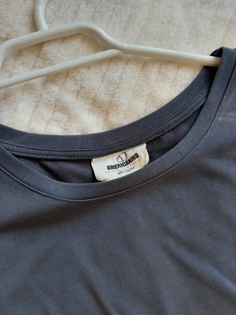 Polera gris con encaje y tachas para mujer - 2
