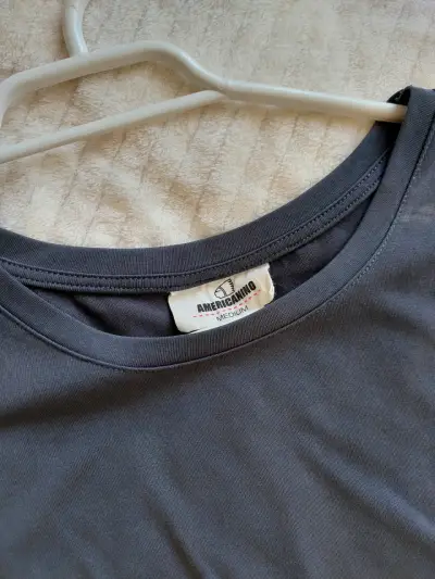 Polera gris con encaje y tachas para mujer - miniatura 2