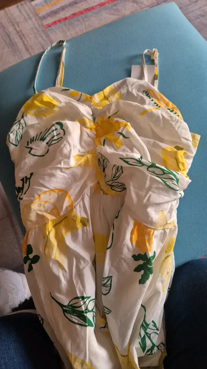 Vestido de verano estampado floral amarillo y verde - 1