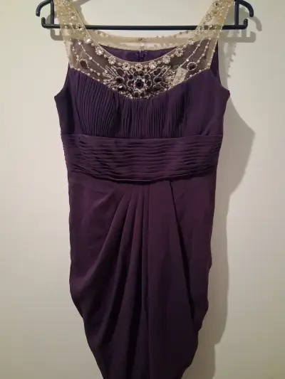 Vestido de noche morado con detalles de encaje - miniatura 1