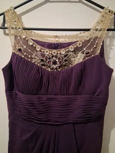 Vestido de noche morado con detalles de encaje - miniatura 2
