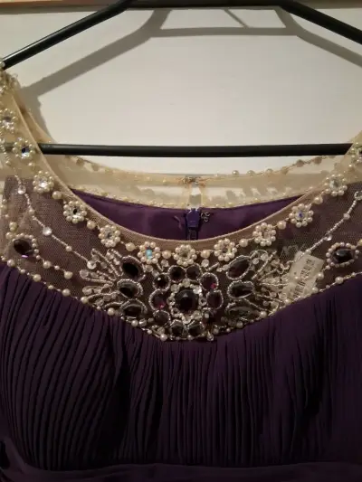 Vestido de noche morado con detalles de encaje - miniatura 3