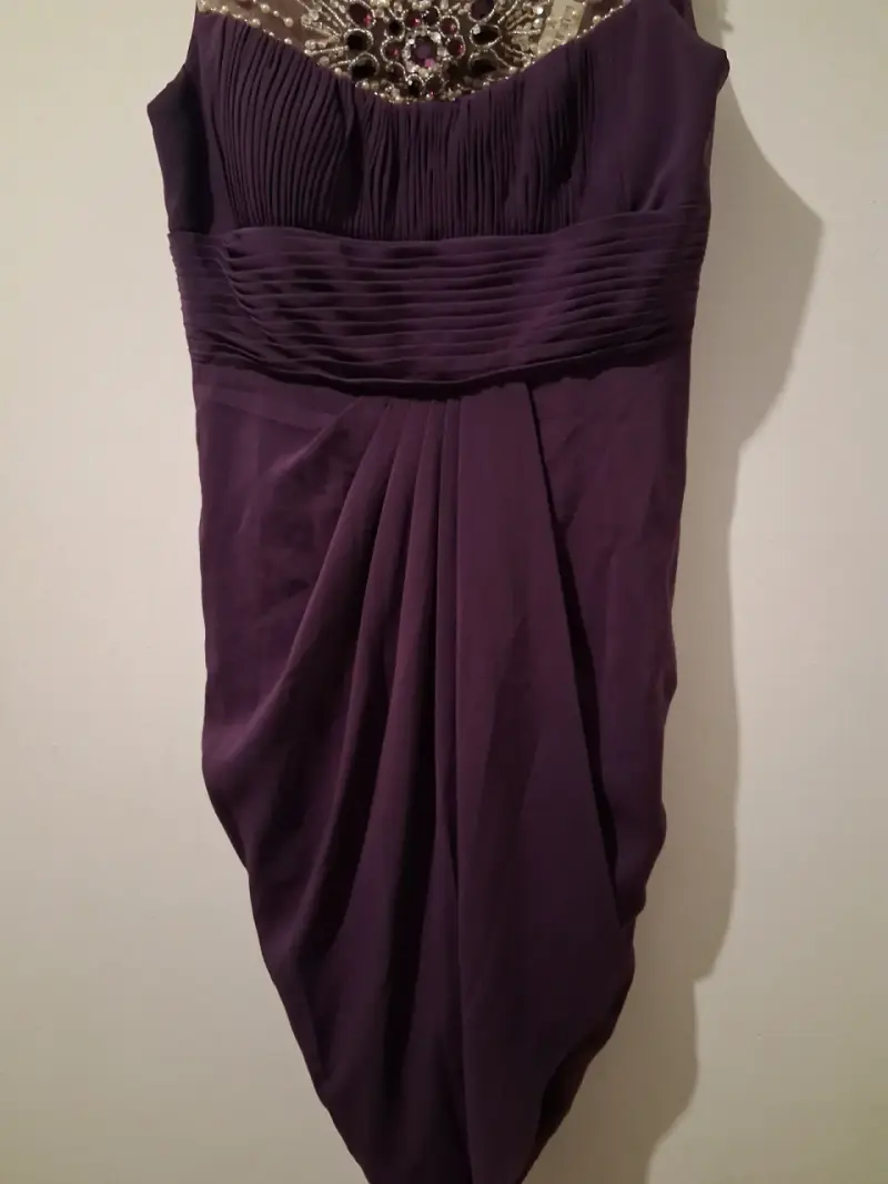 Vestido de noche morado con detalles de encaje - 4