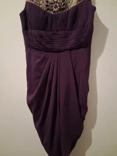 Vestido de noche morado con detalles de encaje - miniatura 4