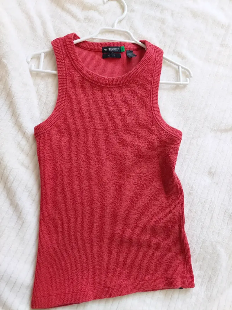 Polera sin mangas roja Dockers para mujer