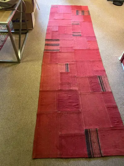 Alfombra pasillera roja estilo patchwork - miniatura 1